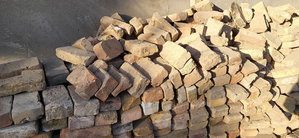 Кирпичи по 25 тг