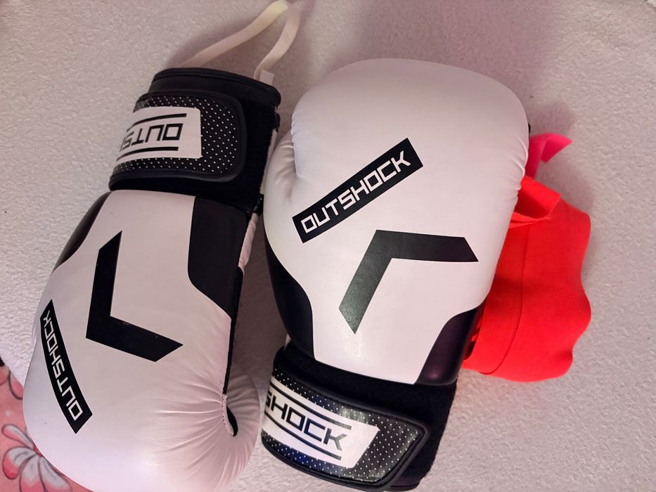 Дамски боксови ръкавици и бинтове