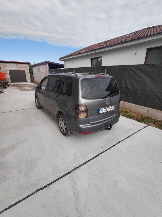 Vând Volkswagen Touran