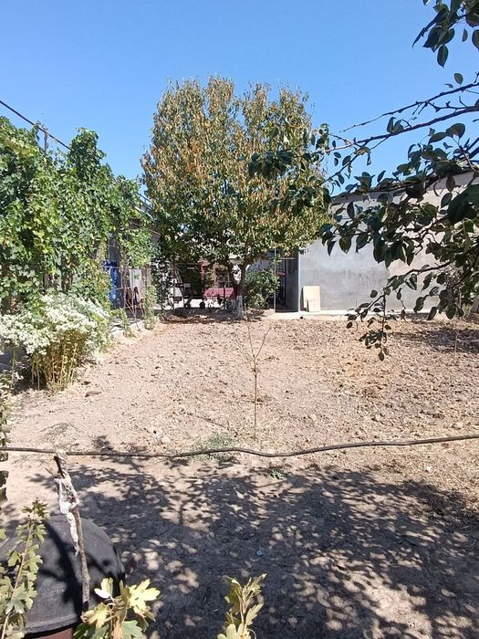 Уй сотилади 8 соток 10 хона Кибрай туманки Илгор махаллада ески Бирлик