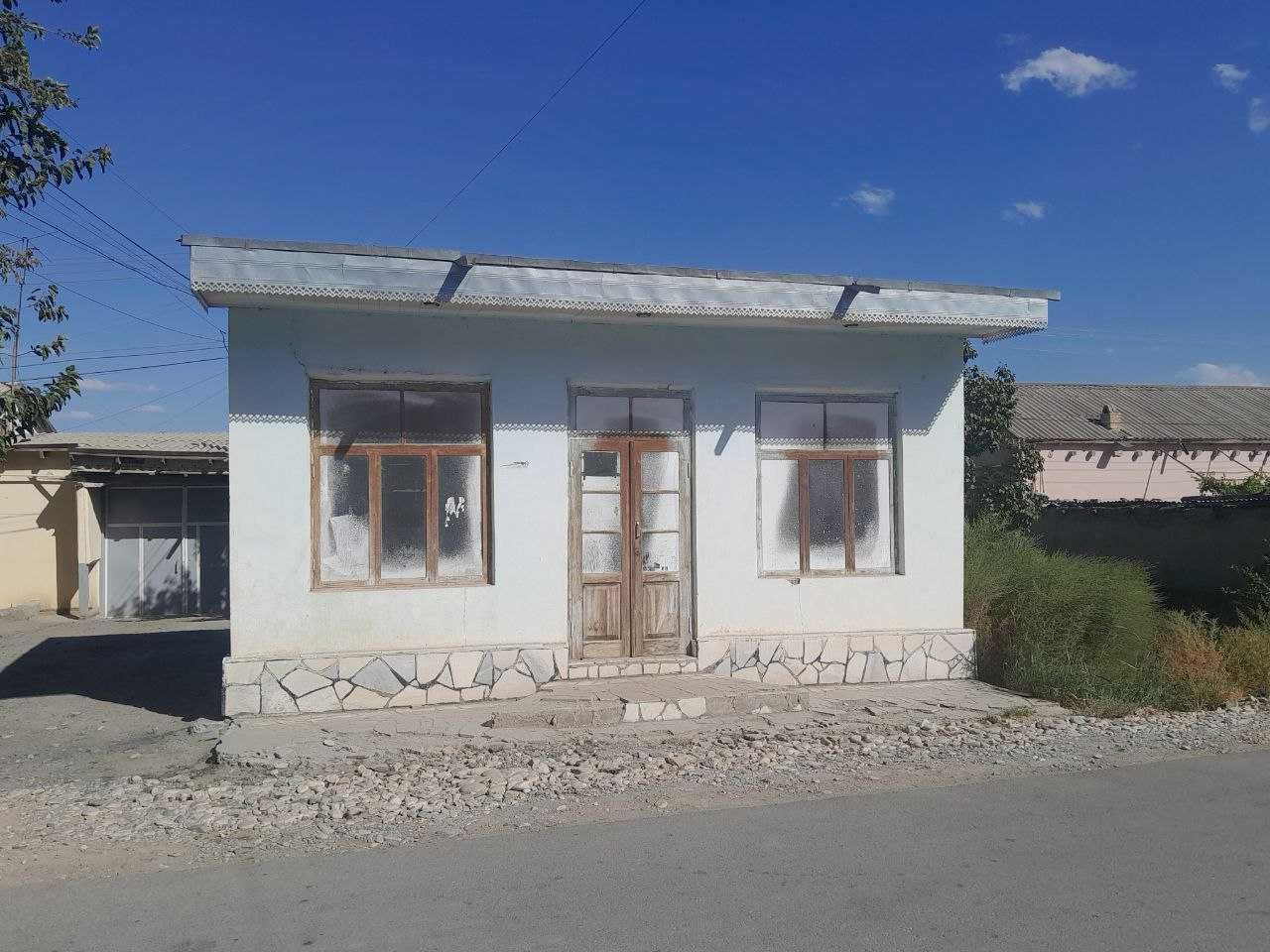 Navoiy viloyati Xatirchi tumanida savdo dokon binosi sotilmoqda