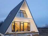 Casa pe structura de lemn și cabane stil-Aframe la gata său la rosu