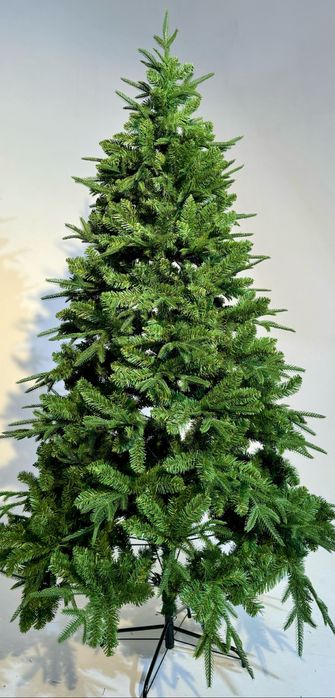 роскошная ель с пышной кроной.