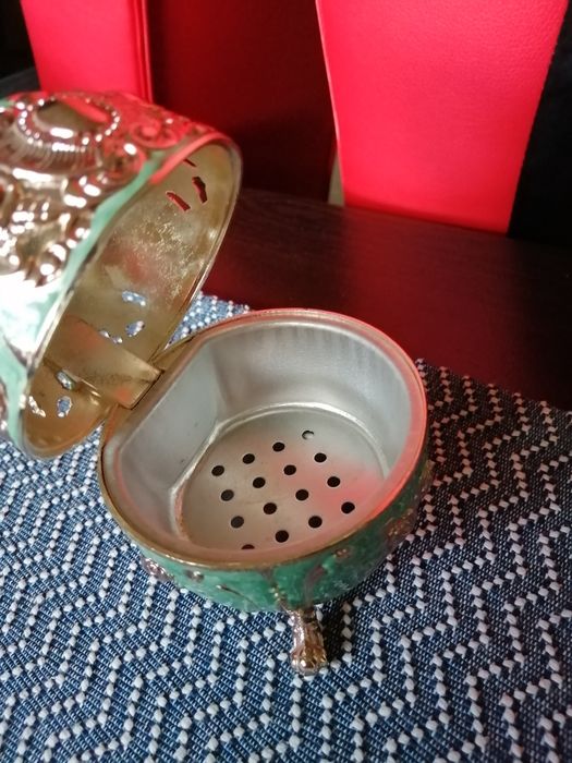 Невероятно Красив Свещник