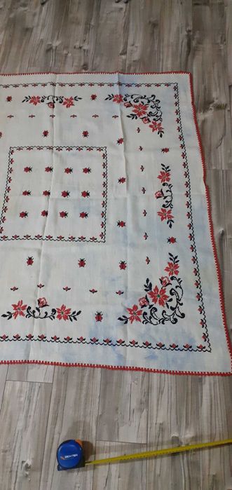 Trei fete de masa si 2 peretare