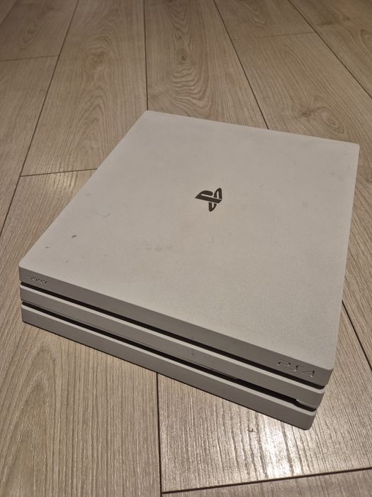 PS4 PRO 1TB Alb + 3 controllere + statie incarcare + 3 jocuri