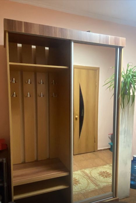 Шкаф прихожка 210/130/53, почти новый