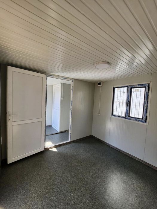 Vand containere pe structura metalica