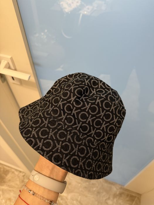 Calvin Klein двулицева шапка/ идеотка