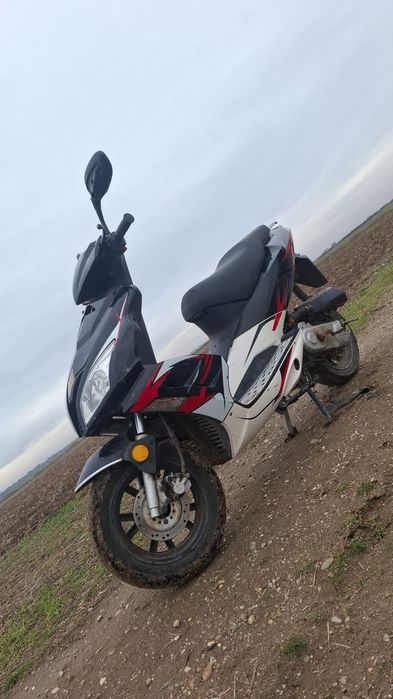 Vând scuter  merge foarte bine