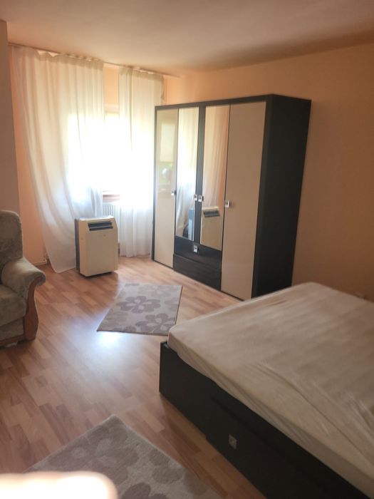 Închiriez garsonieră spațioasă – zona 1 Mai / Pelendava