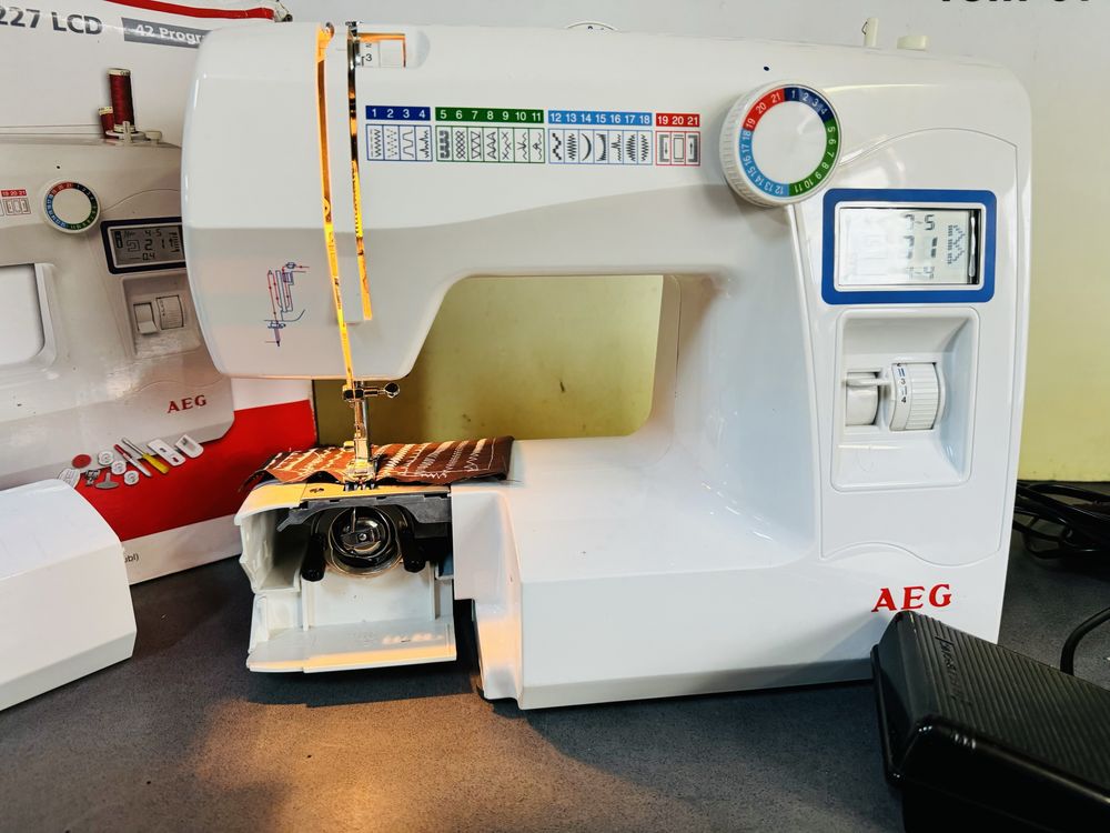 Masina de cusut AEG cu display si piese metalice interior