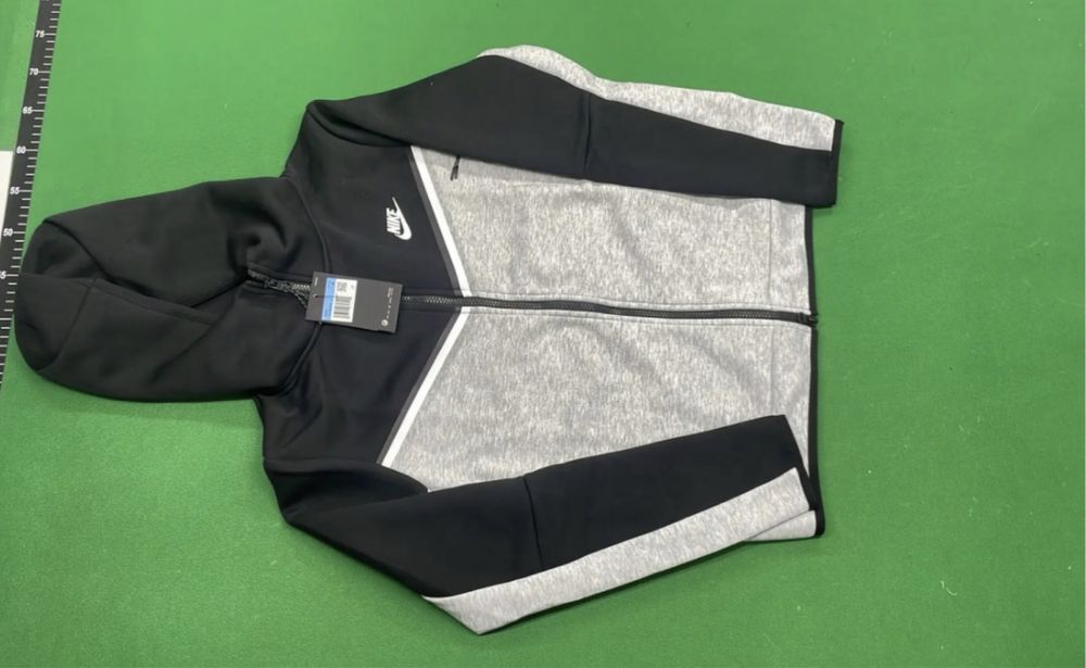 Чисто нови Nike tech flece