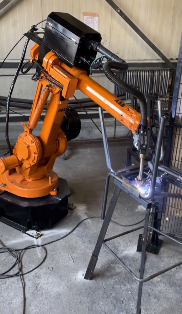 Индустриален робот - роботизирана ръка ABB, Fanuc, Kawasaki