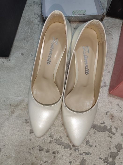 Ayollar uchun oyoq kiyim