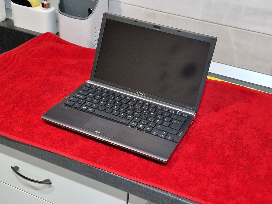 Laptop Sony PCG 6X2M cu două pete pe display