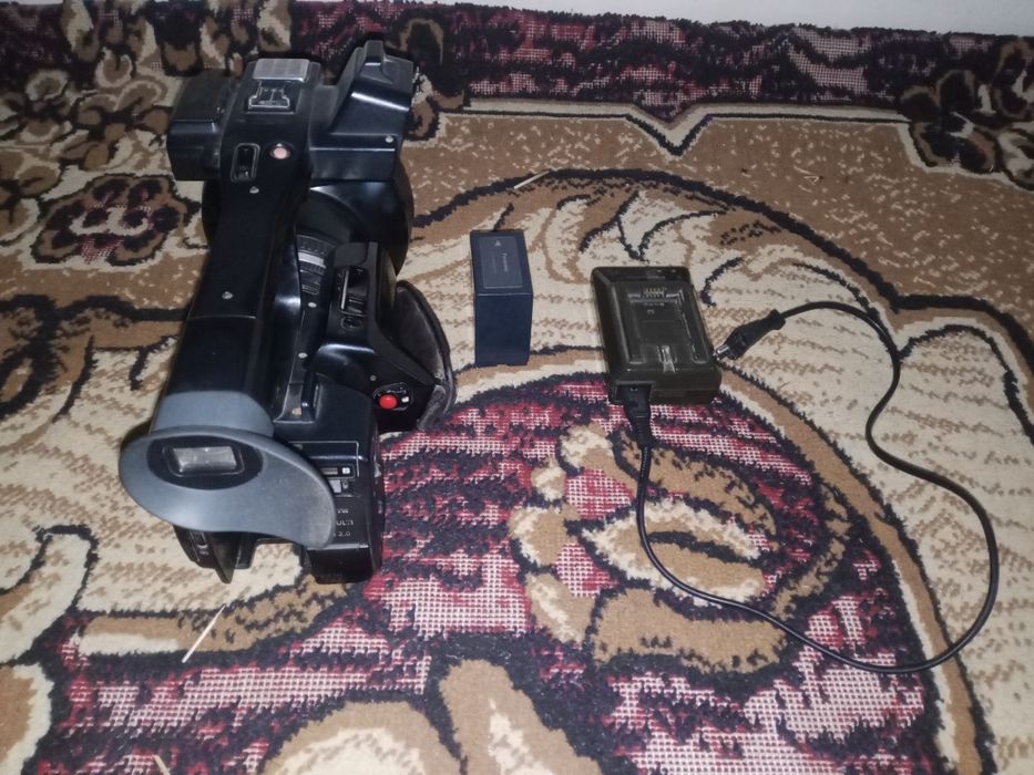 Camera sotiladi  Panasonic AC 90 Camera 1 ta batterkasi bor 1 ta Zarya