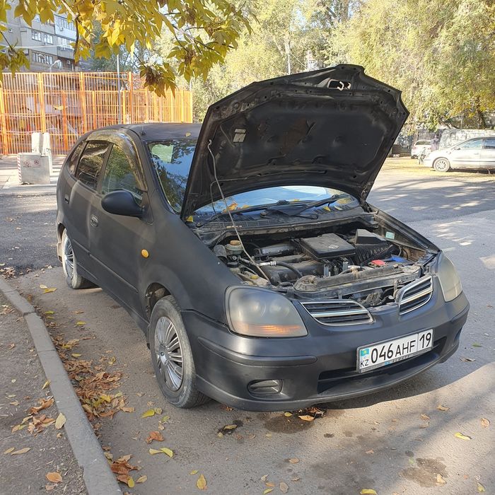 Срочно продаю автомобиль Ниссан тино на автомате.