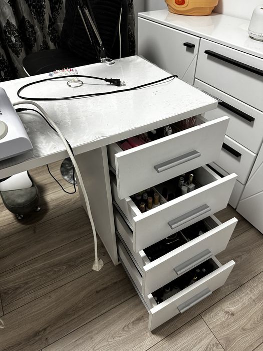 Masa manichiura cu aspirator incorporabil