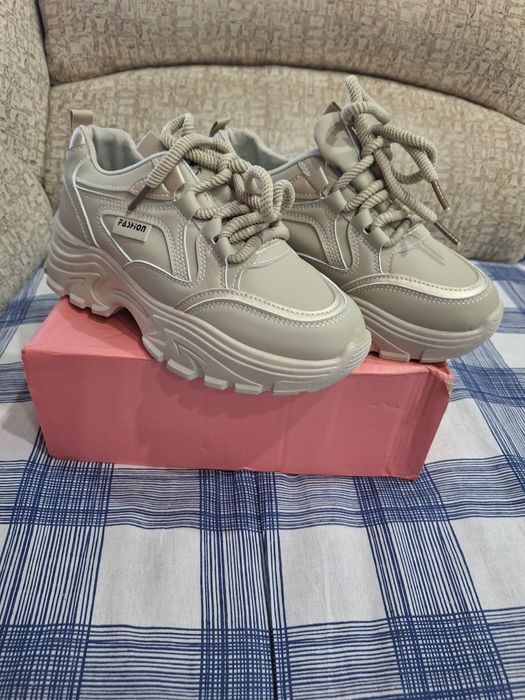 Продам кроссовки женские новые.
