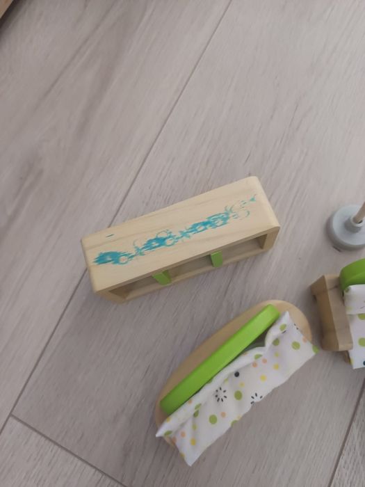 Детска дървена къща с кукли