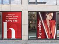 Decorare cu autocolant vitrine, spatii comerciale, sedii birouri