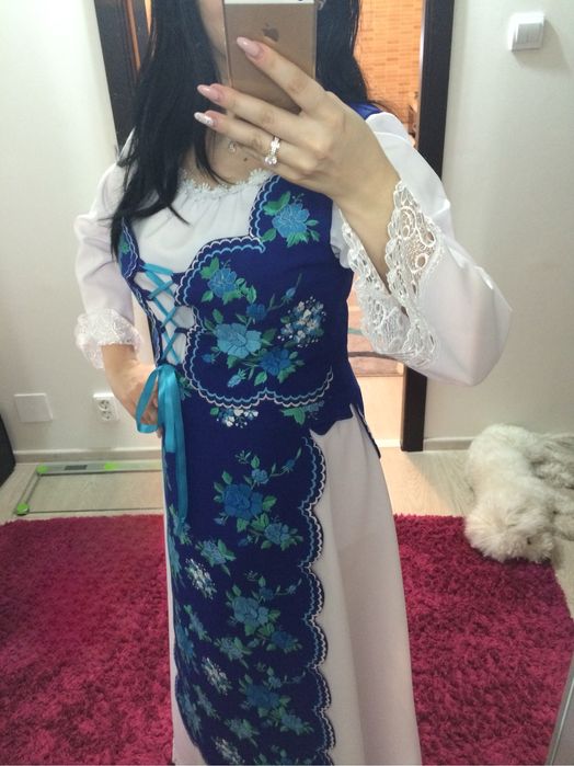 Costum popular stilizat impecabil