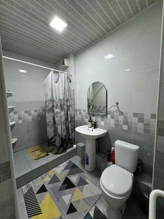 Chorsu 3 xona 2-qavatda kvartira shoshilinch sotiladi!Balkon 2*6m.