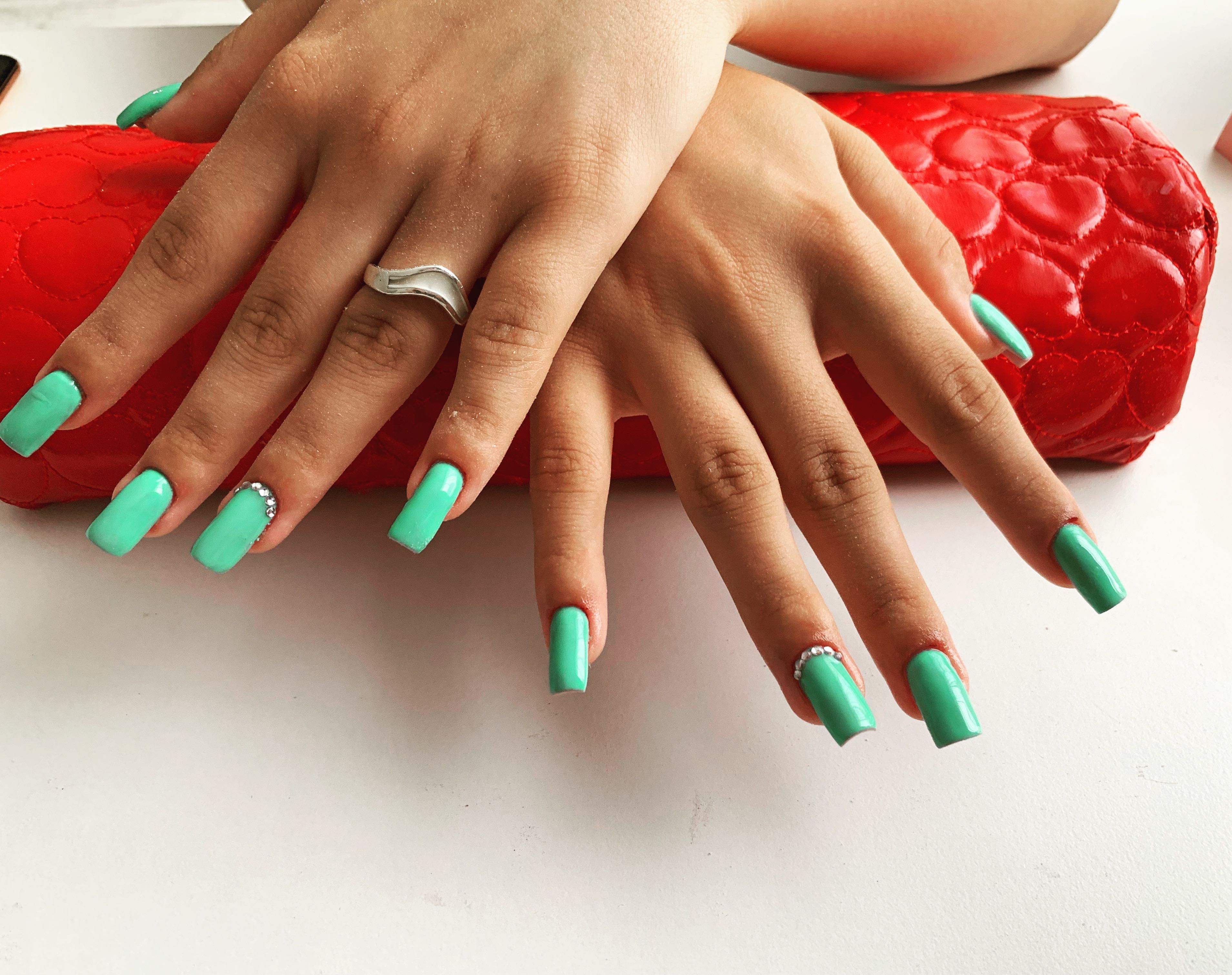 Unghii cu gel-70 lei, semipermanente- 60 lei și/sau pedichiura- 50 lei