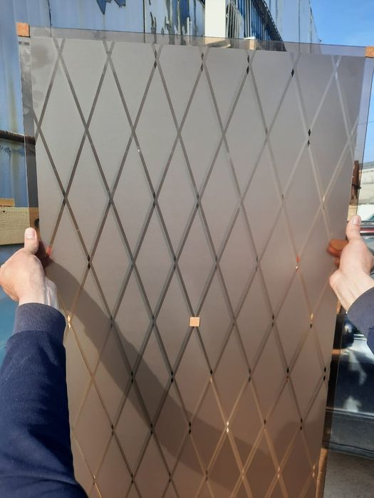 Замена разбитого стекла, зеркало, стеклопакета. Замена стекла на двери