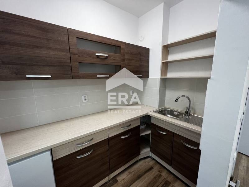 Завършен до ключ офис под наем, с три отделни стаи, кухненски бокс и т