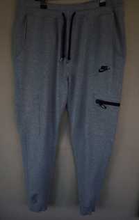 Pantaloni Nike L