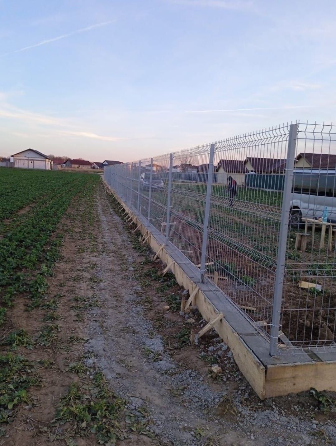 Facem garduri pentru dumneavoastra garduri si porti din:
- șipcă metal