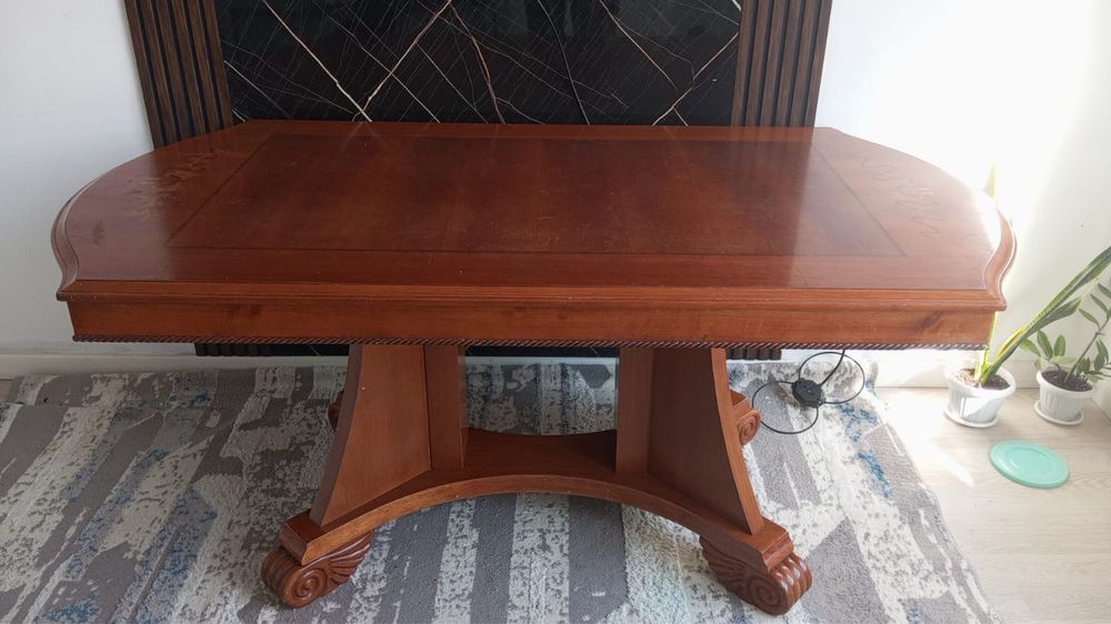 Продам стол красивый