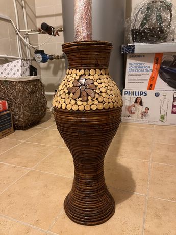 Деревянная ваза и искусственные ветки