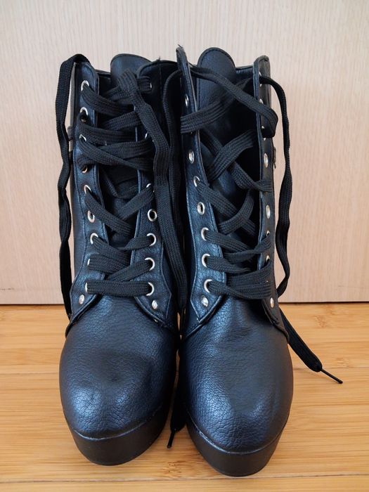 Продавам пънк/готик черни боти на високи токове