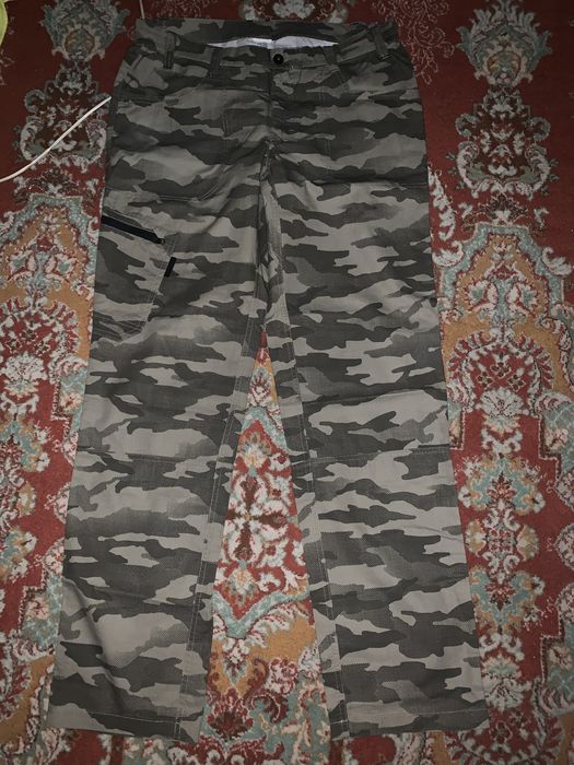 Pantaloni noi camo
