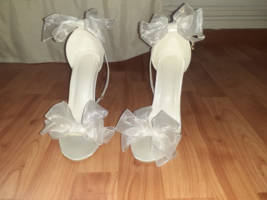 Vând sandale albe cu toc subtire