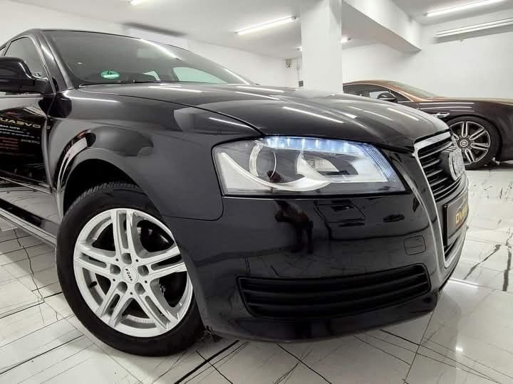 Masina arata foarte bine si merge impecabil pentru mai multe delati