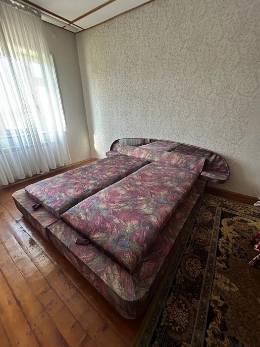Продам кровать и  столы 2 шт.