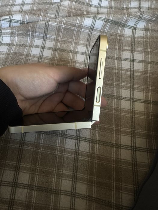 Samsung z flip 6 с гаранция.