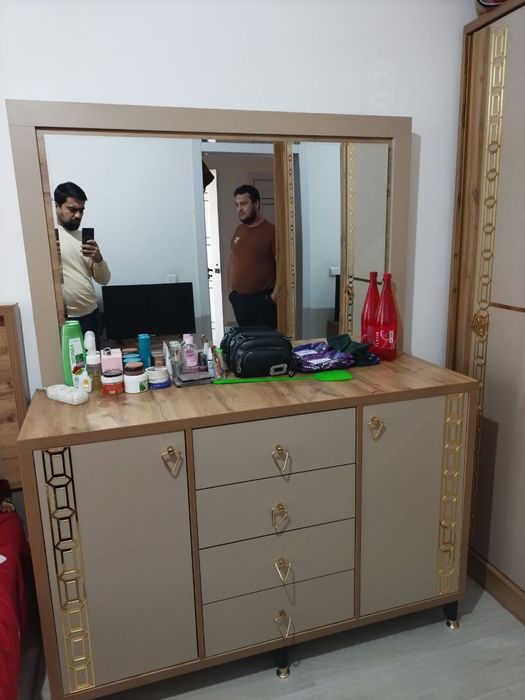 Мебель почти новый состояния отличная, полный комплект оддам срочно