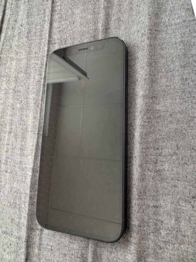 iPhone 12 mini без зарядно