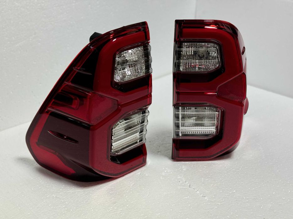 Задние фонари на Toyota Hilux VIII (2020-)