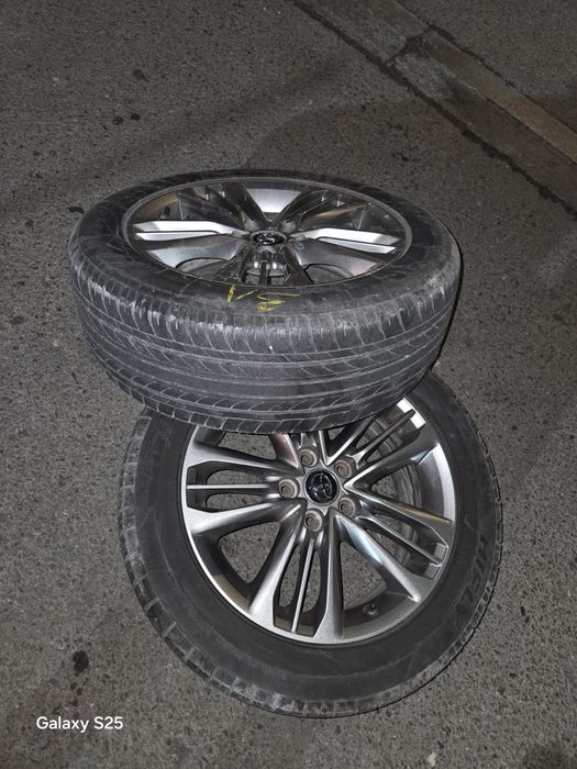 От Toyota Camry 2017 г оригинал диски с шинами 215/55/R17