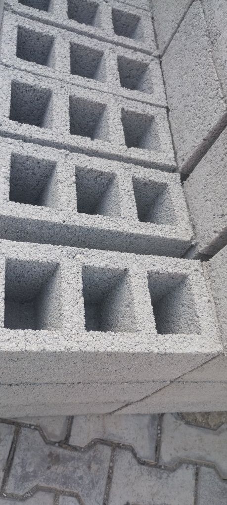 Vând bolțari din beton