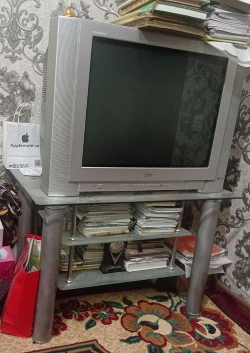 Продается телевизор с подставкой