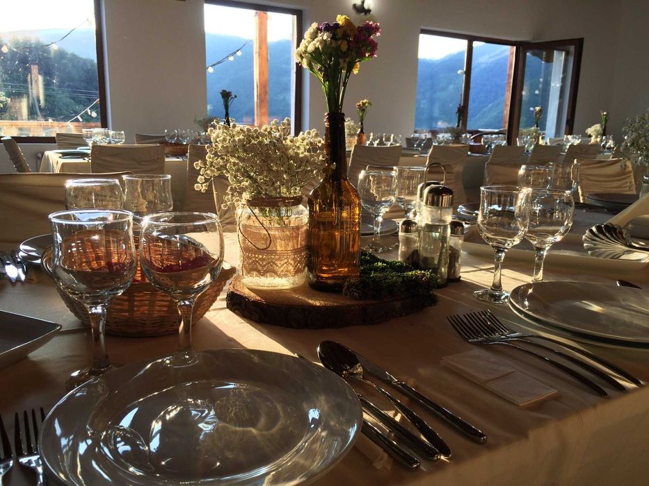 Inchiriere mese,scaune,logistica/vesela completa pentru evenimente