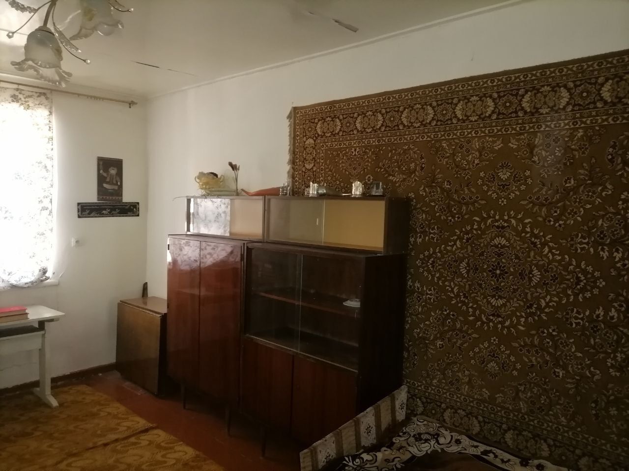 Продаётся свой дом, в районе танковога училища,,город Чирчик. 
Год пос