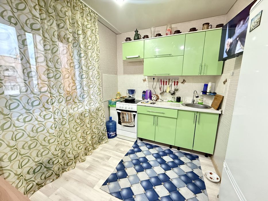 1 комнатная, 20 мкр, средний этаж, с мебелью.